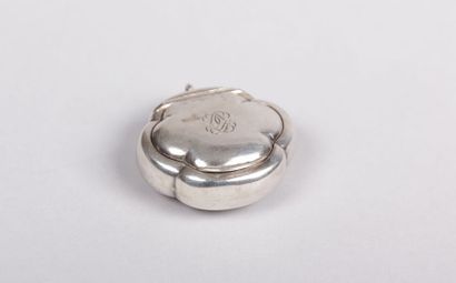 Boite à pilules en argent de forme

polylobée,...