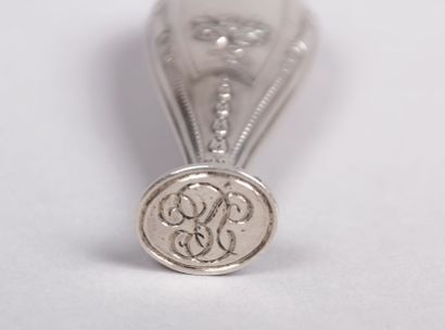 Cachet en argent, le manche de forme

montgolfière...