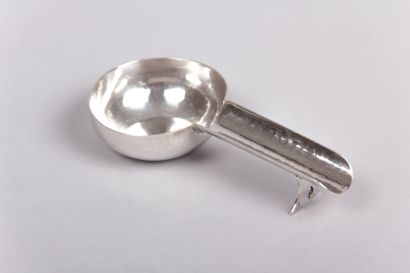 Porte-cigare en argent légèrement martelé.

Maître...