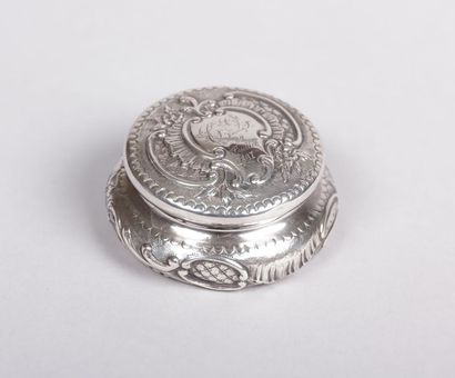 Boite à pilules ronde en argent à décor

de...