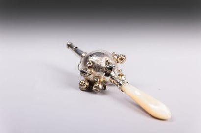 Hochet en argent et nacre doté d’un petit

sifflet...