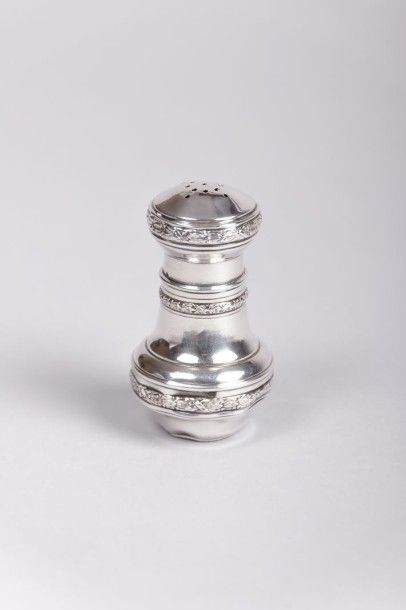 Salière en argent de forme balustre à

décor...