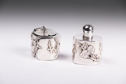 Salière et un pot à épice simulant du

bambou,...