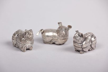 Trois boîtes en argent figurant un cochon,

un...
