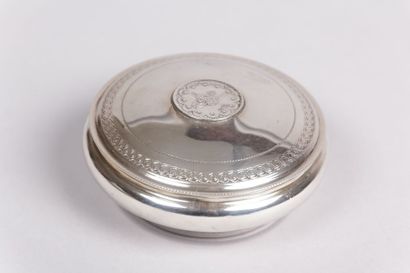 Boite ronde en argent, la panse unie,

le...