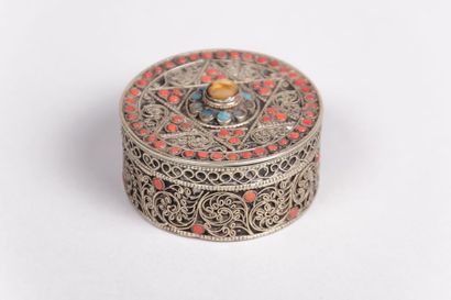Boîte en argent à décor filigrané de

rinceaux,...
