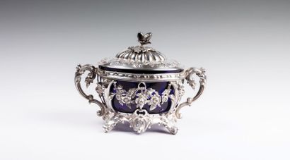 Sucrier couvert en argent de forme ovale,

la...
