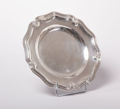 Plat en argent, le bord à contours orné de

filets...