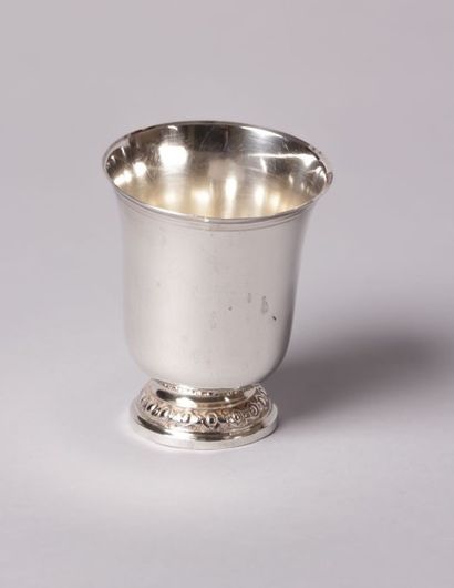 Timbale tulipe en argent posant sur un

piédouche...
