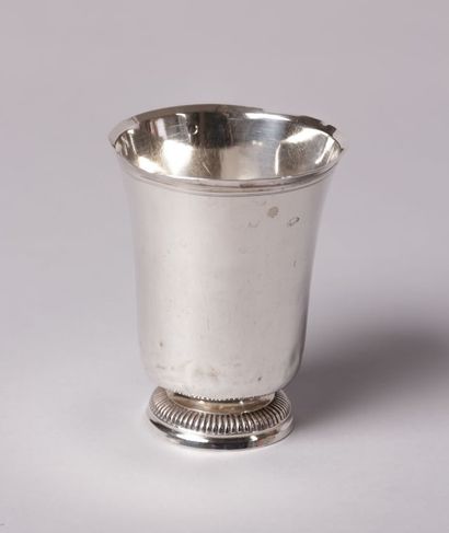 Timbale tulipe en argent posant sur un

piédouche...