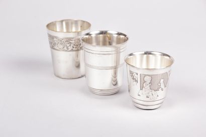 Trois timbales en métal argenté, l’une
ourlée...