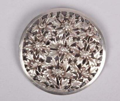 Broche en métal argenté de forme ronde

à...