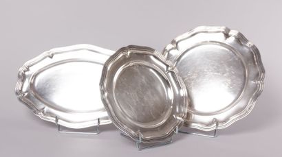 Deux plats ronds et un plat ovale en métal

argenté...
