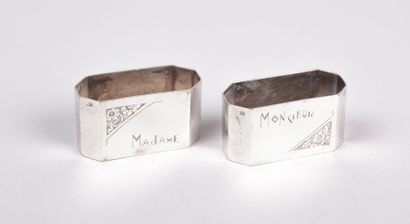 Deux ronds de serviette en métal argenté

de...