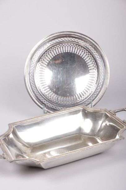 Assiette montée en métal argenté posant

sur...