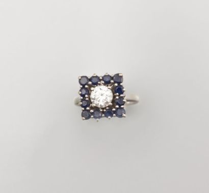 Bague en or gris, sertie d’un brillant,

calibrant...