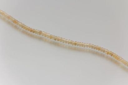 Collier de disques d’opale en chute, le

fermoir...