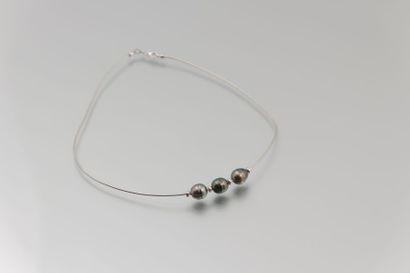Collier en maille d’argent orné de trois

perles...