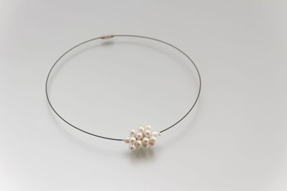 Collier câble orné d’une grappe de perles

d’eau...