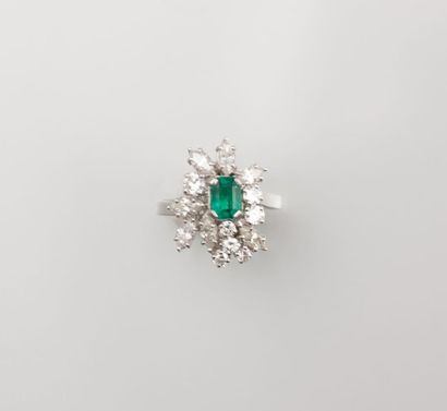 Bague en or gris, sertie d’une émeraude à

pans...