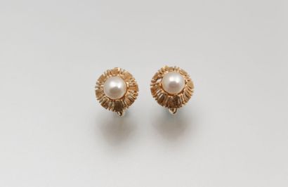 Paire de dormeuses en or rose, ponctuées

de...