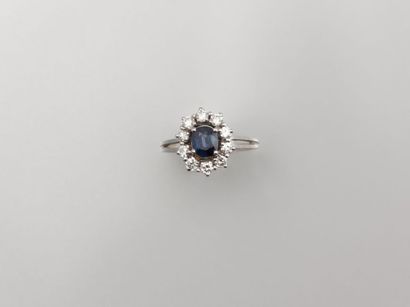 Bague marguerite en or gris, sertie d’un

saphir,...