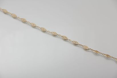 Collier en or jaune à maillons de style filigrané.

Long....