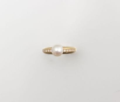 Bague en or jaune ponctuée d’une perle

de...