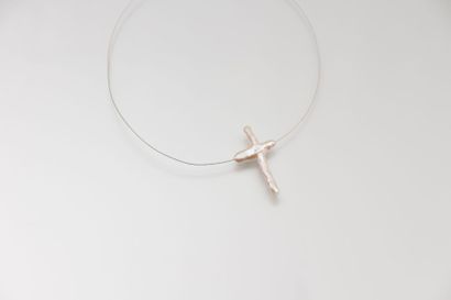 Collier câble en or gris soutenant une croix

en...