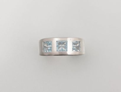 Bague en or gris brossé ornée d’une

mosaïque...