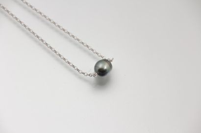 Collier chaîne en métal argenté orné d’une

grosse...