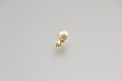 Pendentif orné d’une perle de culture gold

des...