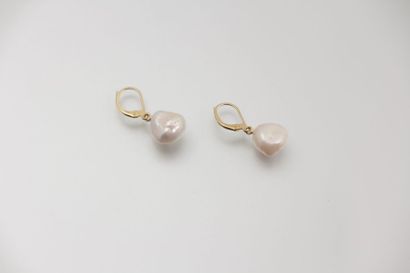 Paire de dormeuses en or jaune ornées de

perles...