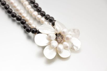 Sautoir à deux rangs, l’un en perles d’agate

noire...