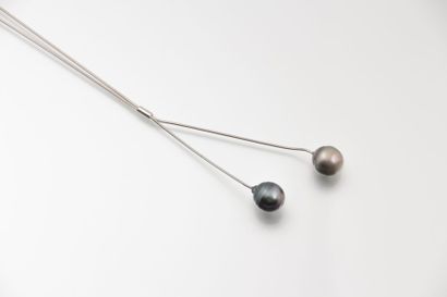 Collier dit négligé orné de deux perles de

culture...