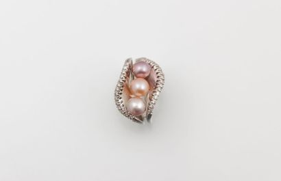 Bague en or gris ornée d’un trio de perles

de...