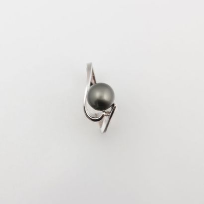 Bague en or gris ponctuée d’une perle

de...