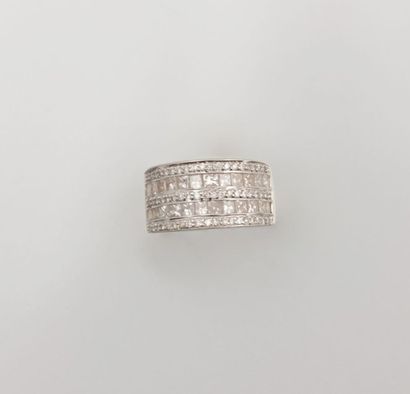 Bague anneau en or gris à deux lignes de

diamants...