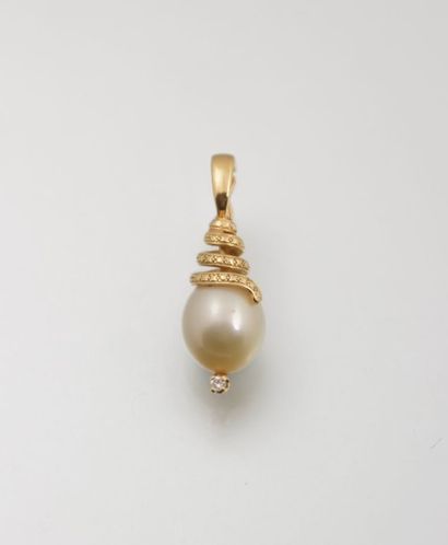 Pendentif en or jaune orné d’une perle de

culture...