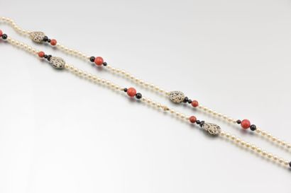 Sautoir «dalmatien» formé d’un rang de

perles...