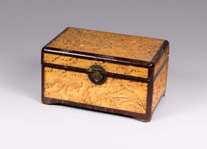 CHINE

Boite en bois sculpté en bas-relief...