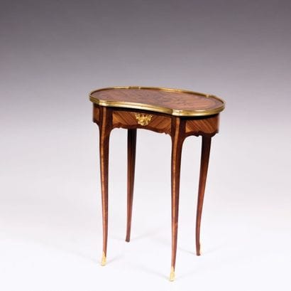 Petite table de salon de forme rognon

en...