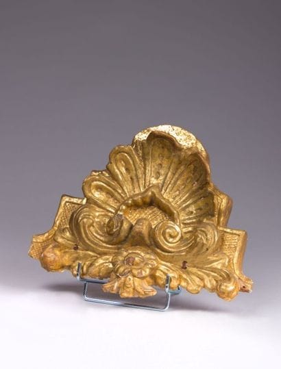 Élément décoratif en bois sculpté figurant

une...