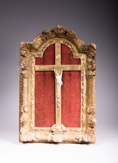 Christ janséniste en os sculpté dans un

cadre...