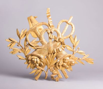 Élément décoratif en bois sculpté figurant

deux...