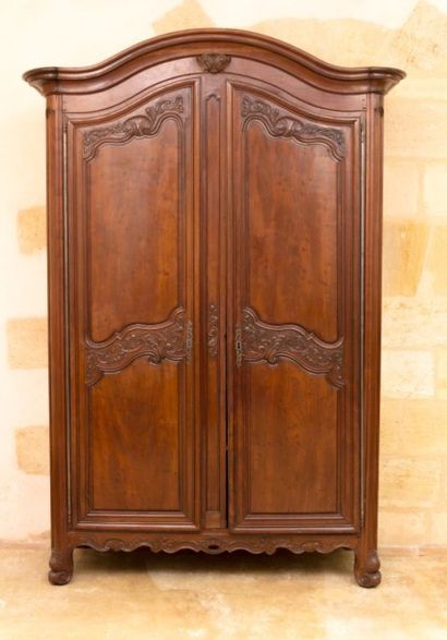 Armoire en acajou mouluré et sculpté

elle...