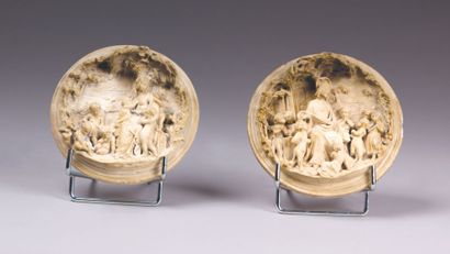 Paire de médaillons en plâtre sculpté en

haut...