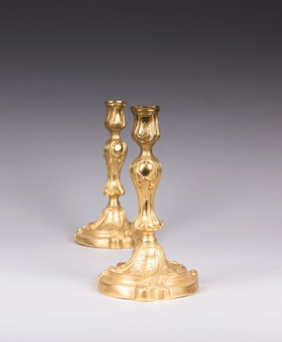 Paire de bougeoirs en bronze redoré

à double...