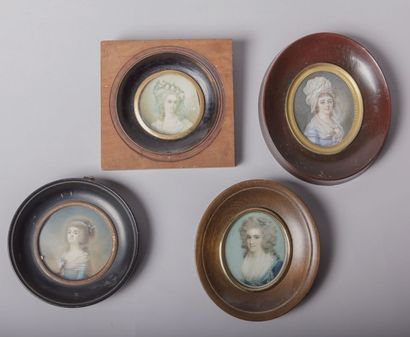 Ensemble de quatre miniatures sur ivoire

figurant...