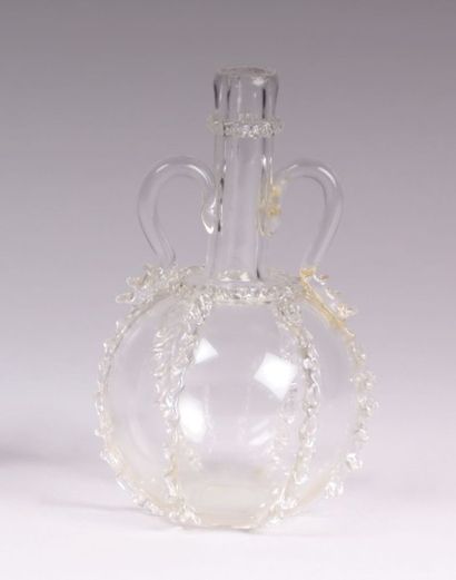 Carafe en verre soufflé de forme ovoïde à

col...